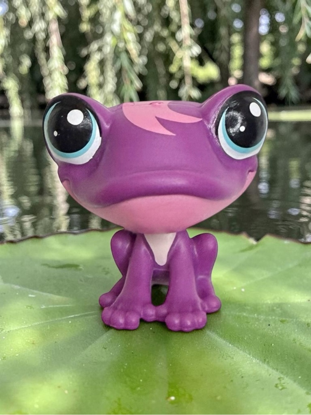 littlest pet shop # 338 landon lilypad purple frog with blue eyes